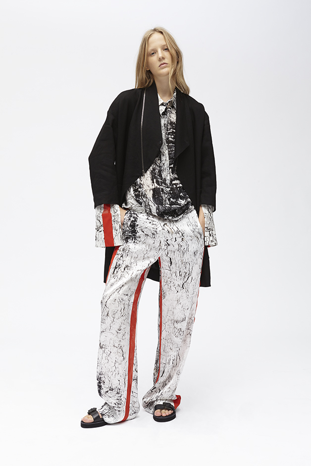 OVERCOAT - ‘MARBLE ECHOES’ PRINT BLOUSE - ‘MARBLE ECHOES’ PRINT PANTS - COLLECTION ILARIA NISTRI SPRING SUMMER 2017