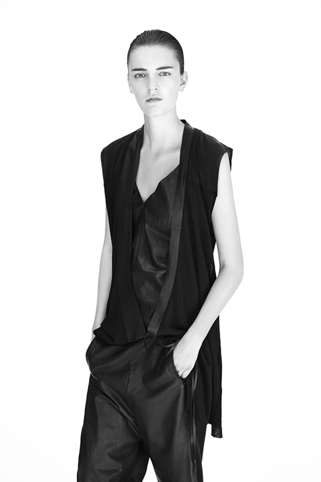 KNITTED VEST LEATHER TOP PANTS  ILARIA NISTRI COLLECTION SPRING SUMMER 2015 SS15 MODEL LAURA KAMPMAN