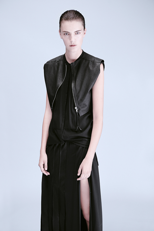  LEATHER BELT STRIPS SKIRT BLOUSE ILARIA NISTRI COLLECTION SPRING SUMMER 2015 SS15 MODEL LAURA KAMPMAN