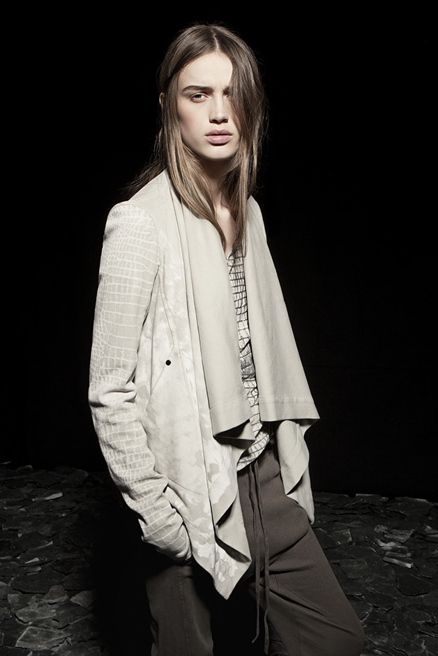 CARDIGAN T-SHIRT PANTS PRINT LOFOTEN ISLANDS NORWAY SCALE CLOUDS CROCODILE FEDERICA DI GIOVANNI COLLECTION ROQUE FALL WINTER 2014-2015 