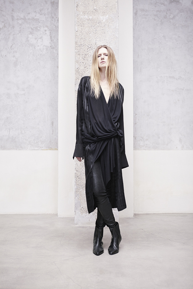 CASACCA LUNGA INCROCIATO EFFETTO VESTAGLIA LEGGING PELLE CERATA COLLEZIONE ILARIA NISTRI AUTUNNO INVERNO 2013-2014 