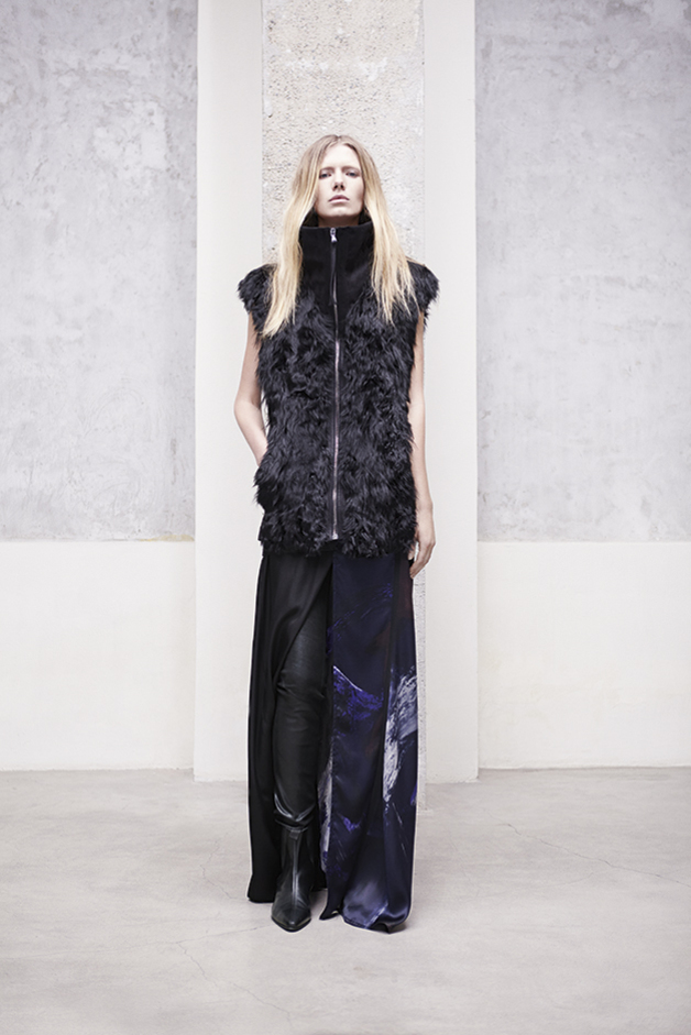 GILET PELLICCIA COLLO PELLE ABITO RASO STAMPA PENNELLATE LEGGING PELLE COLLEZIONE ILARIA NISTRI AUTUNNO INVERNO 2013-2014 