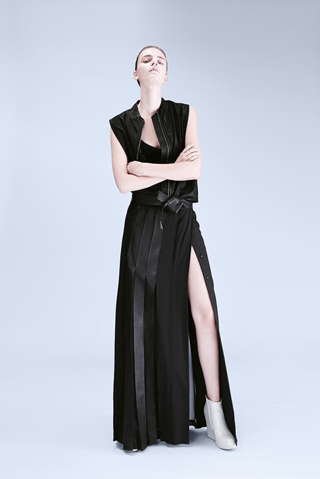LEATHER VEST TOP LEATHER SKIRT STRIPS BELT  ILARIA NISTRI COLLECTION SPRING SUMMER 2015 SS15 MODEL LAURA KAMPMAN
