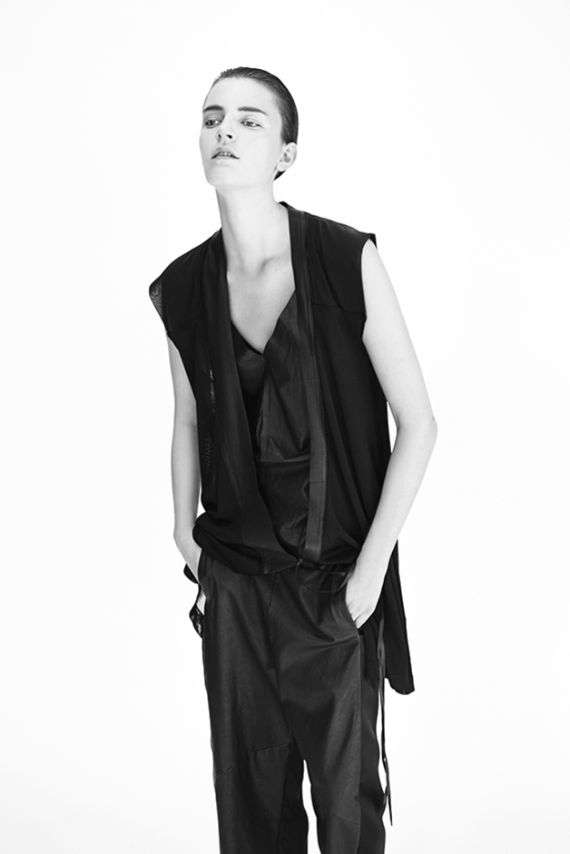 KINTTED VEST LEATHER TOP PANTS ILARIA NISTRI COLLECTION SPRING SUMMER 2015 SS15 MODEL LAURA KAMPMAN